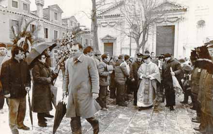 Il funerale fuori della chiesa a Venezia